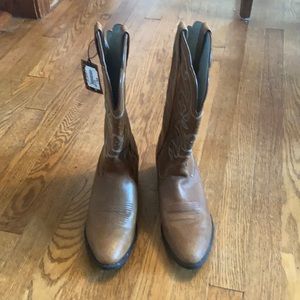 Women’s  Ariat boots.